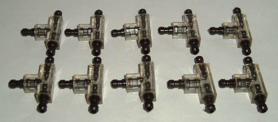 Ten 4mm aquarium T splitter pieces laid out in two rows, showing clear body connectors with dark barbed fittings on each arm.